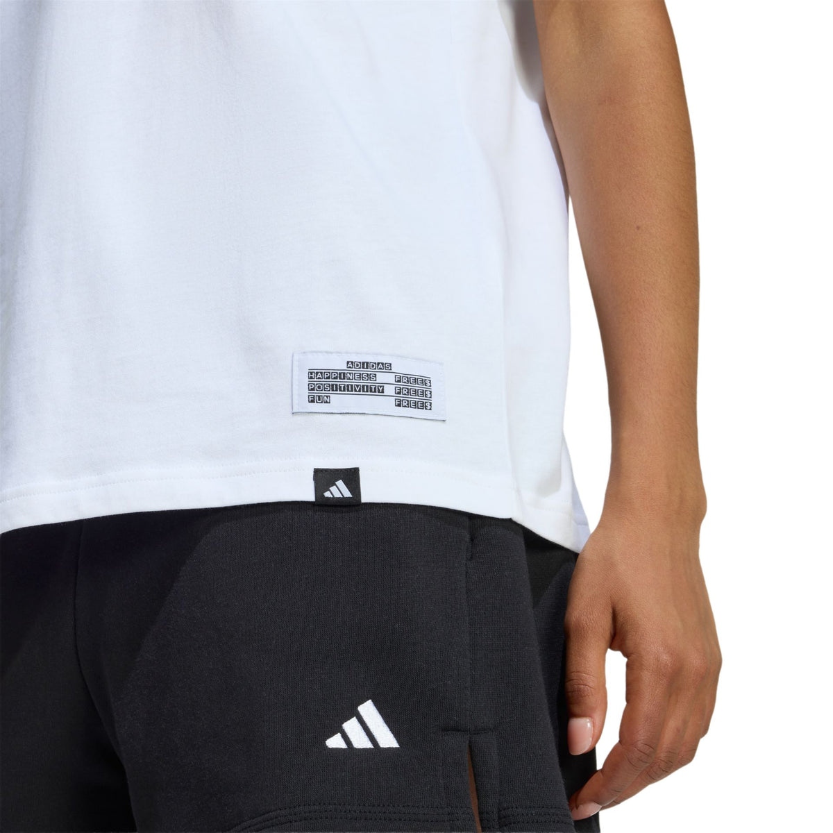 Adidas Mini Embroidery Graphic Tee – weiß